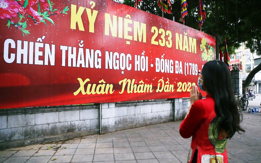 Người Hà Nội thành kính vái vọng bên ngoài trong ngày Lễ hội gò Đống Đa năm 2022