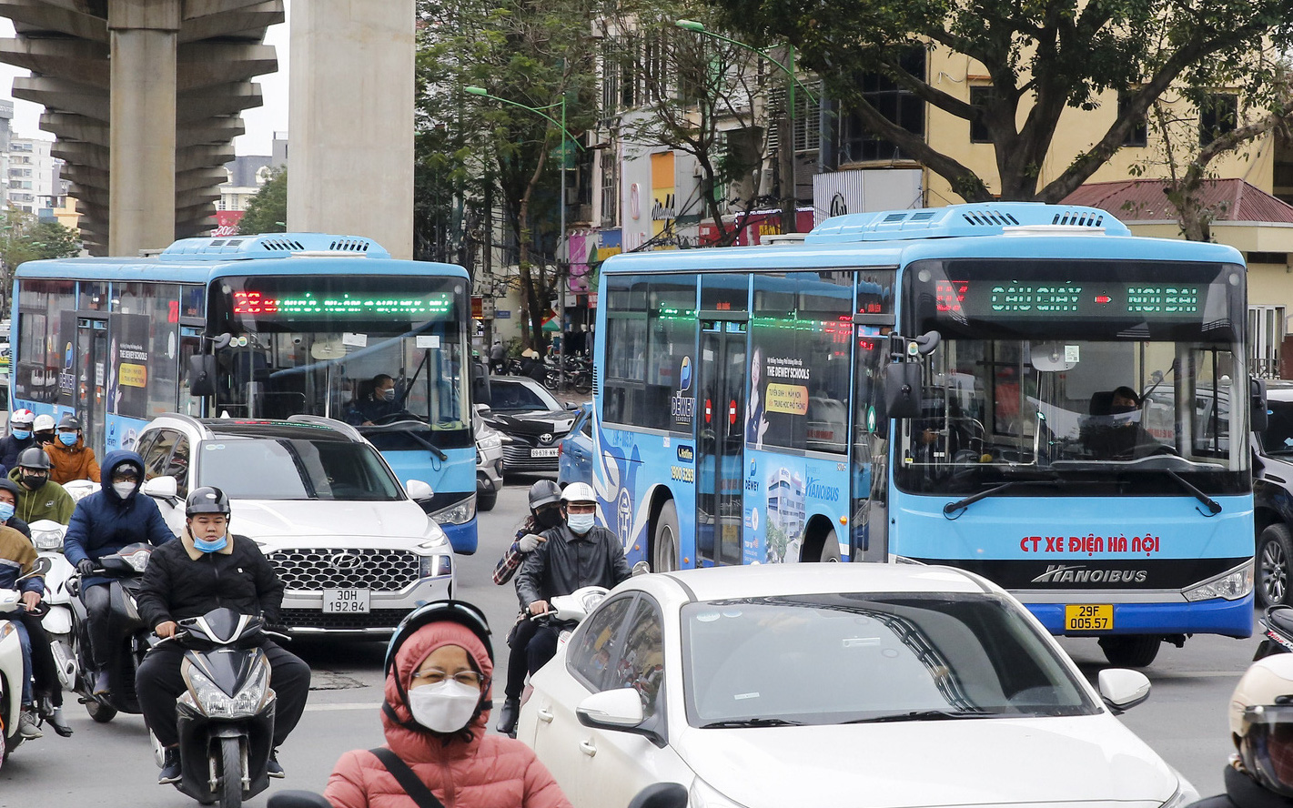 Hình ảnh xe buýt "rồng rắn" nối đuôi nhau di chuyển trên đường phố Hà Nội