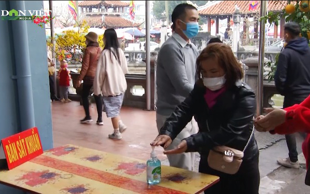 Nam Định: Nước sát khuẩn, khẩu trang đặt mọi nơi tại các đền phủ đầu năm