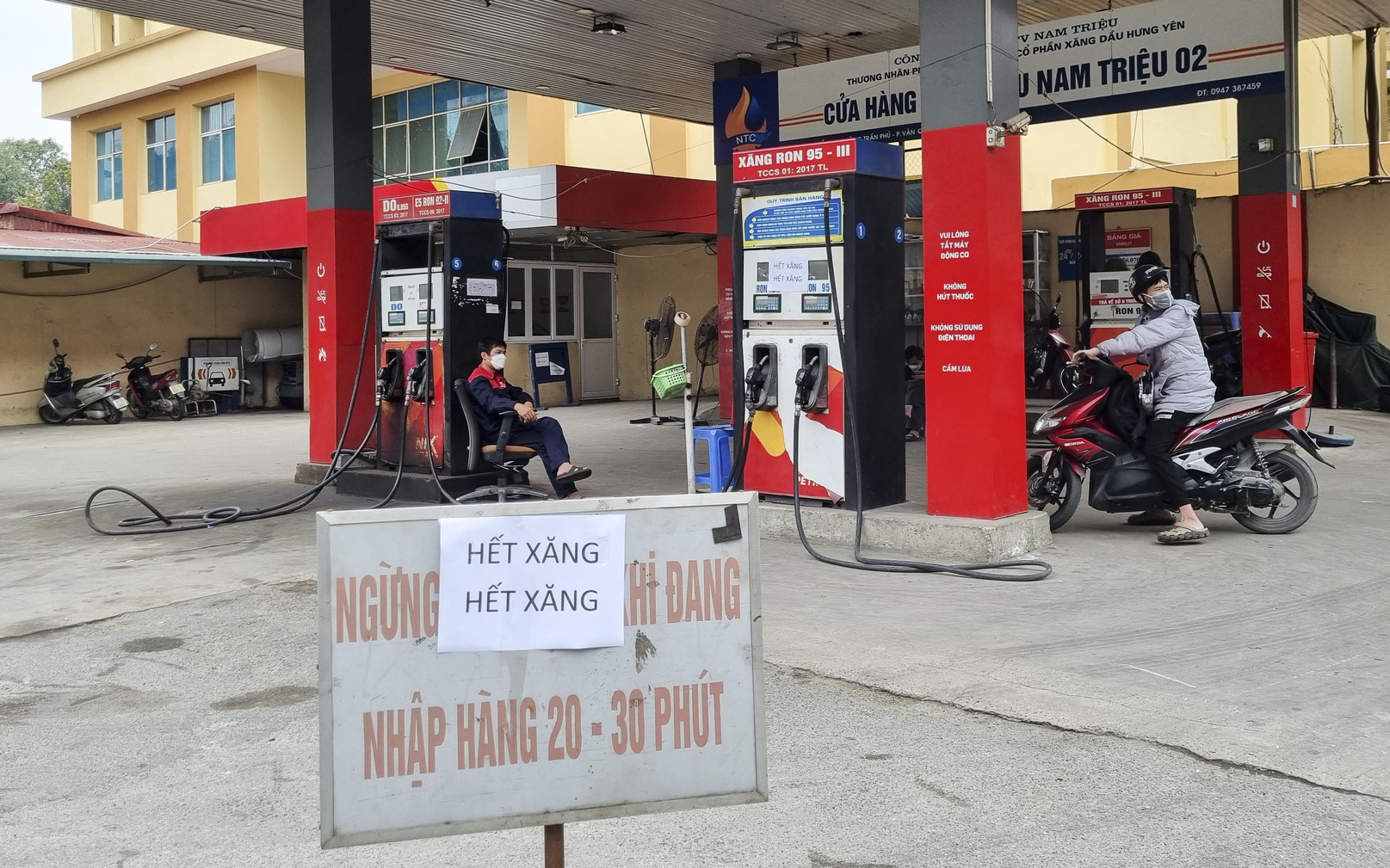 Nhiều cây xăng tại Hà Nội treo biển "hết xăng" trước giờ điều chỉnh giá 
