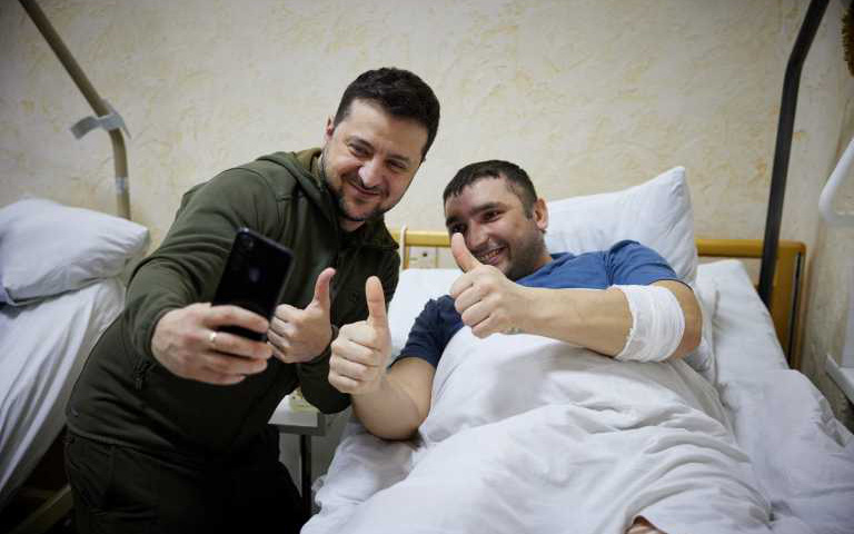 Ông Zelensky đến bệnh viện thăm, chụp hình và trao bằng khen cho binh lính bị thương