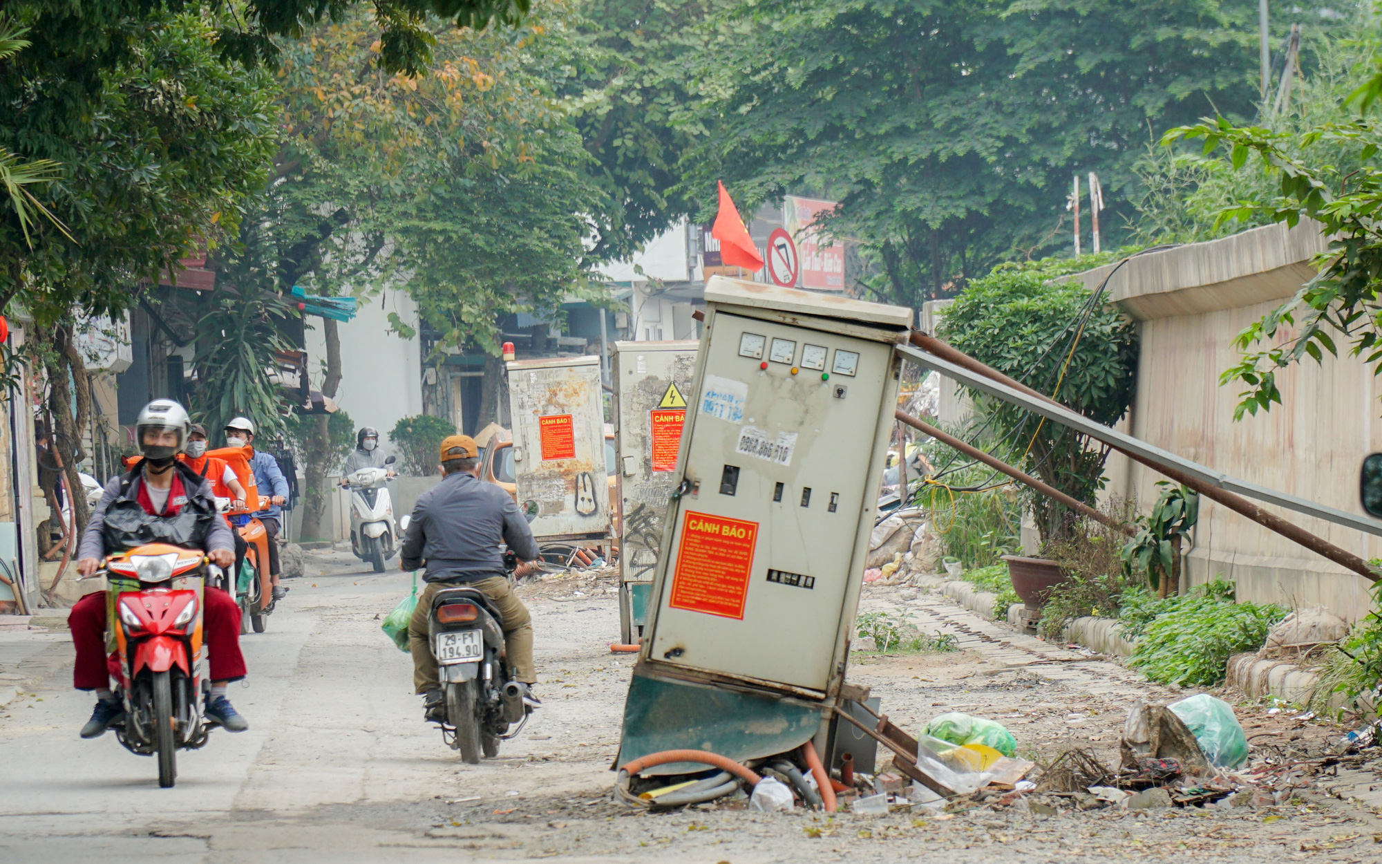 Hà Nội: Hàng chục bốt điện "chống nạng" nằm siêu vẹo giữa đường gây nguy hiểm cho người dân