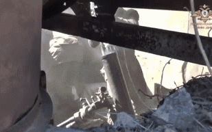 Cảnh giao chiến của xe tăng và hệ thống phóng mìn giữa 2 lực lượng Nga - Ukraine
