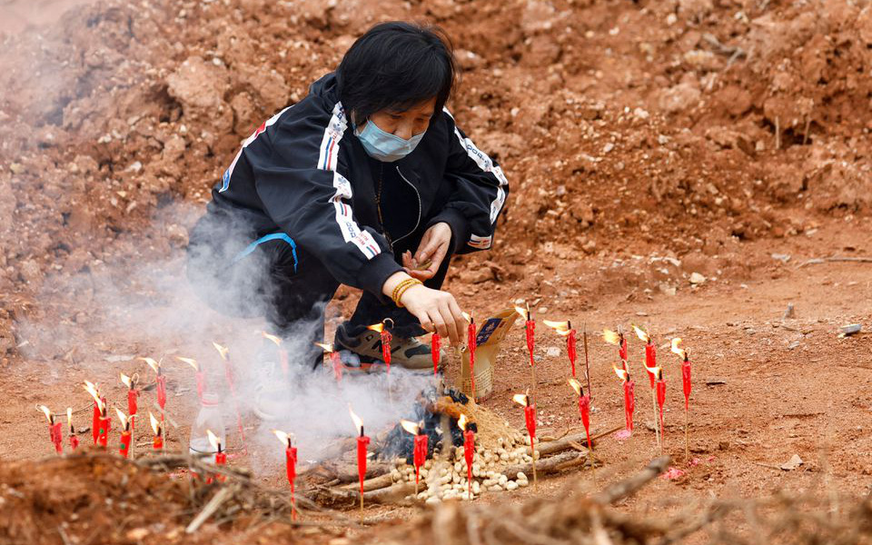 Người dân Trung Quốc lập đàn niệm Phật cầu nguyện cho các nạn nhân tại nơi máy bay rơi