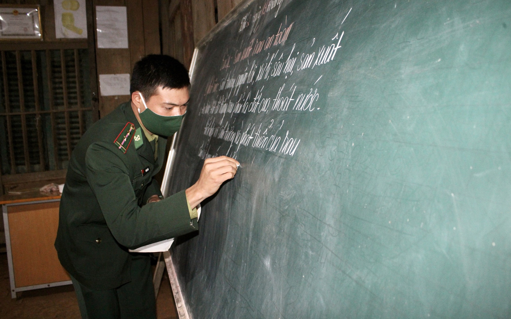 Thầy giáo quân hàm xanh "gieo mầm" con chữ nơi tuyến đầu biên giới 