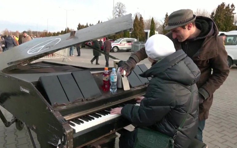 Video: "Piano Man" chơi bài "We are the Champions"  cùng người dân tị nạn Ukraine tại biên giới Ba Lan