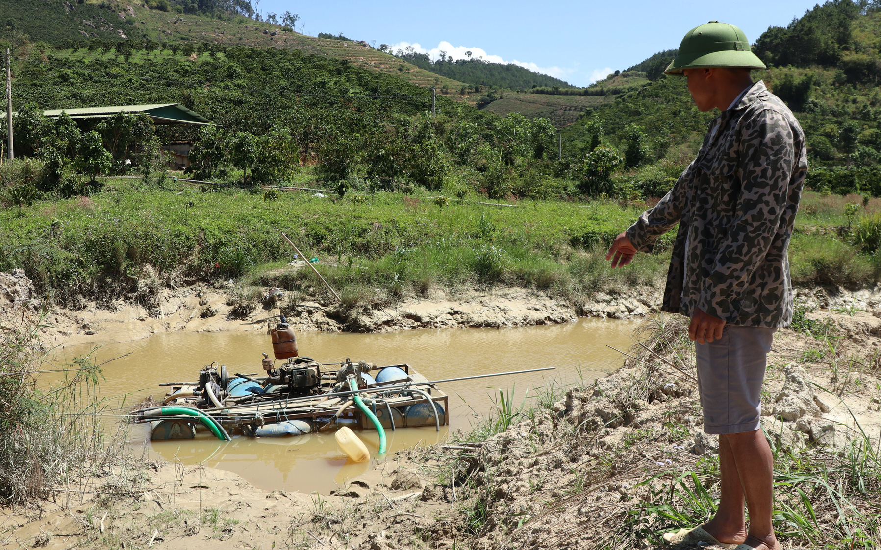 "Cát tặc" lộng hành nhiều năm, dòng suối ở Lâm Đồng bị chặn đứng, nước đục ngầu như bùn 