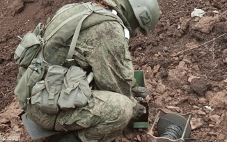 Lực lượng công binh Nga gỡ mìn còn sót lại sau chiến sự tại vùng Lugansk 