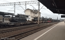 Các đoàn tàu chở xe thiết giáp liên tục tiến về Ukraine