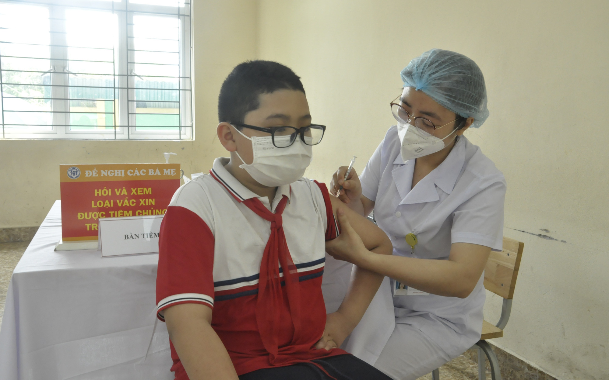 Hình ảnh những học sinh lớp 6 đầu tiên được tiêm vaccine Covid-19 tại Quảng Ninh