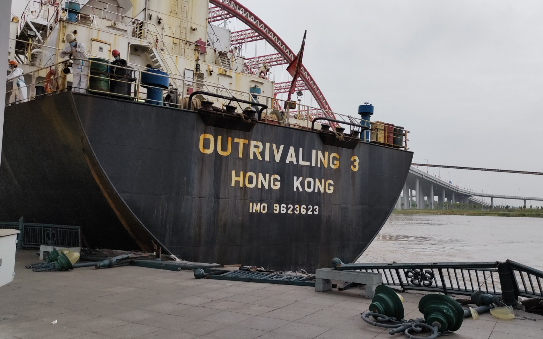 Clip: Khoảnh khắc con tàu biển khổng lồ suýt va vào cây cầu hiện đại nhất Hải Phòng
