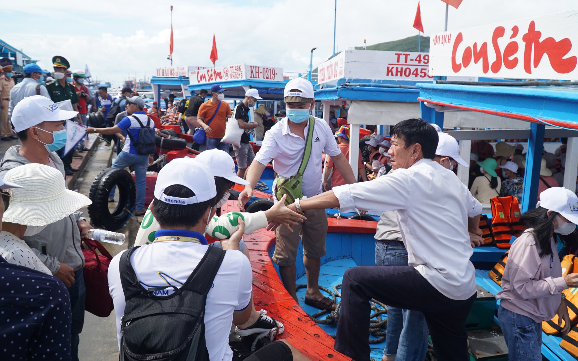 Hàng nghìn du khách chen nhau đi các tour đảo ở Nha Trang trong kỳ nghỉ lễ 30/4