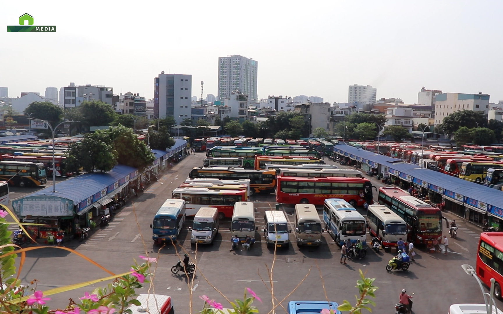 TP.HCM: Bến xe đông nghẹt người dân về quê, du lịch dịp lễ giỗ tổ Hùng Vương