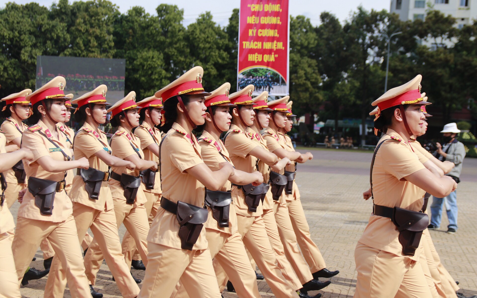Dàn vũ khí, khí tài và những màn võ thuật đặc "dị" tại Hội thi điều lệnh, bắn súng, võ thuật tại Đắk Lắk