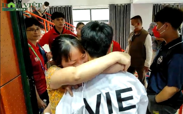 Nhà vô địch SEA Games 31 môn Taekwondo ôm chầm lấy mẹ ngay sau khi giành được HCV