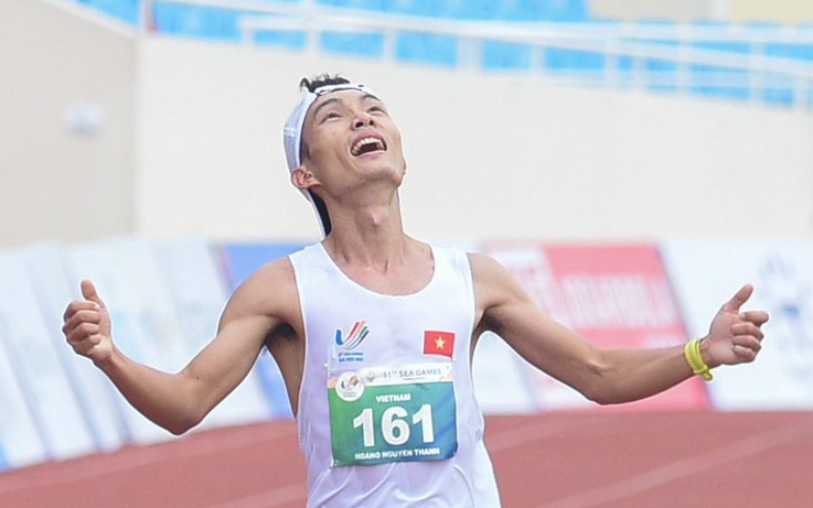 Hình ảnh Hoàng Nguyên Thanh giành tấm HCV lịch sử cho marathon Việt Nam sau khi vượt qua hơn 42 km