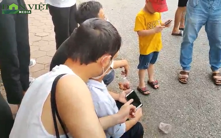 Không vào được sân, nhiều cổ động viên Nam Định ngồi ngoài cổng xem trận bán kết trên điện thoại