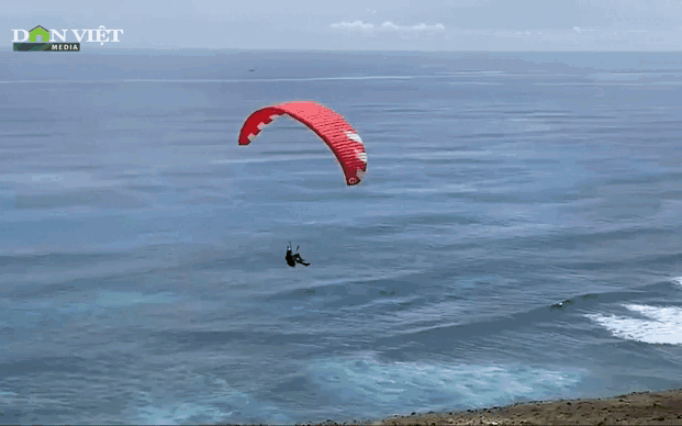 Video: Phi công dù lượn vẽ tranh trên bầu trời thiên đường du lịch Lý Sơn - "Maldives Việt Nam"