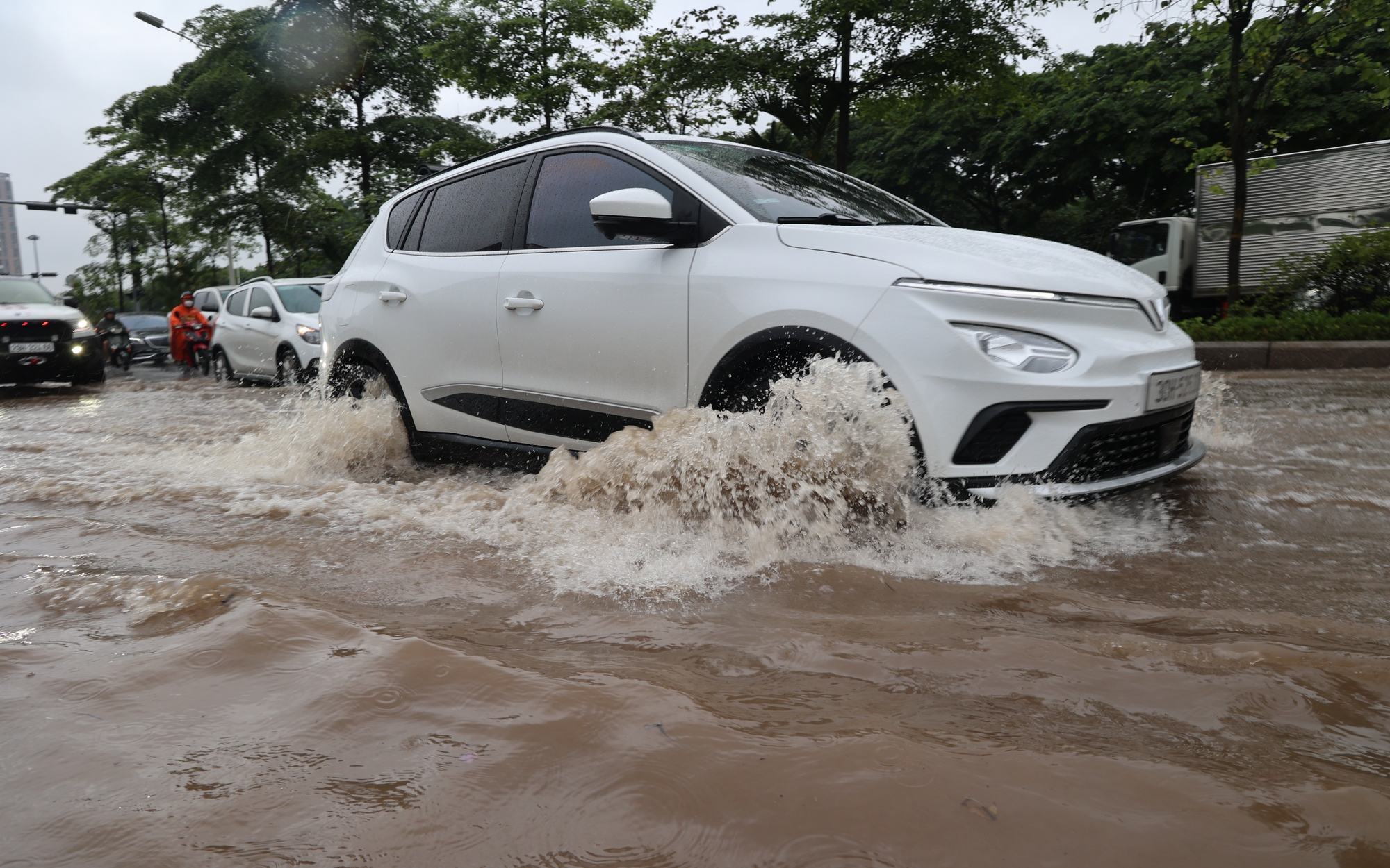 Hà Nội: Mưa lớn, nhiều tuyến đường ngập sâu khiến các phương tiện ùn tắc, không thể di chuyển