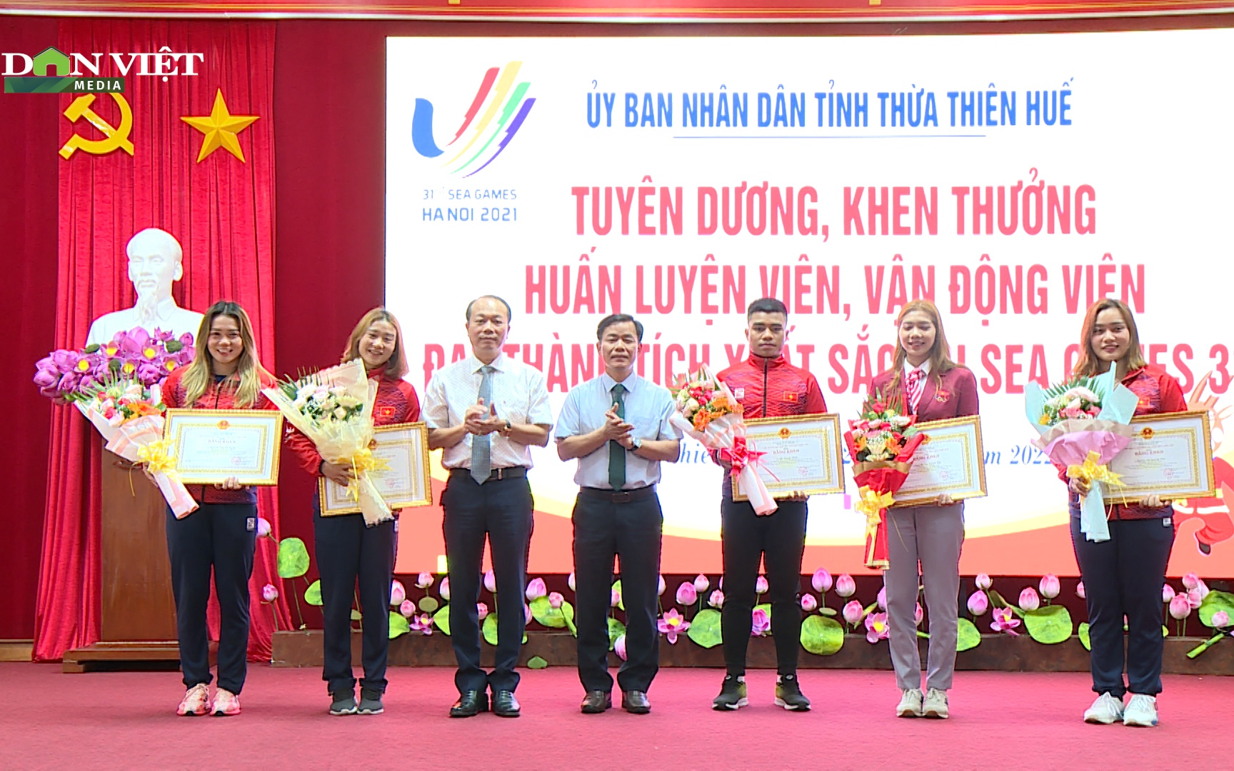 Trở về từ SEA Games 31, tiền đạo U23 Hồ Thanh Minh và nhiều VĐV của Huế được thưởng "khủng"