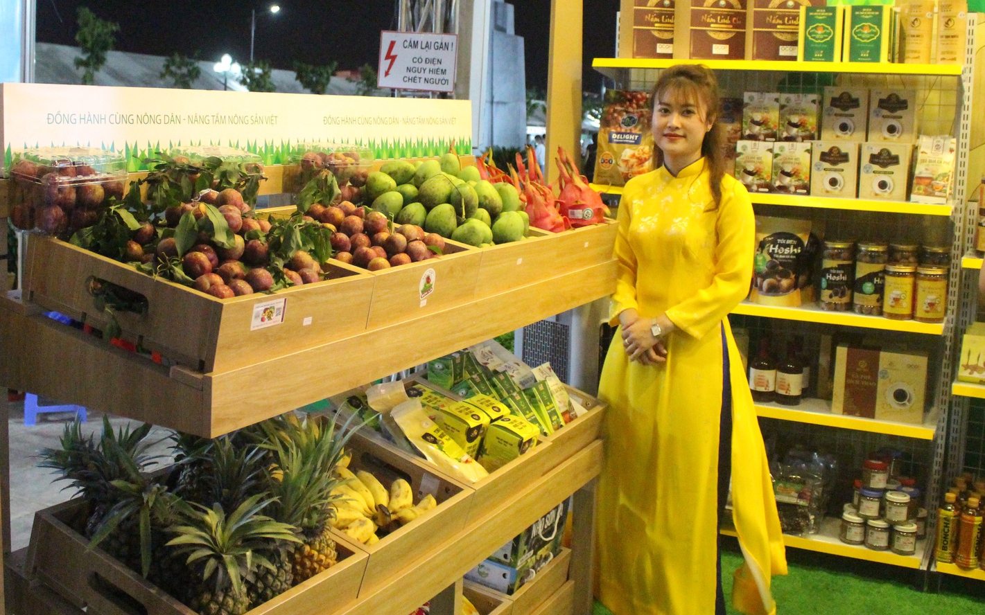 Các gian hàng miền Trung hút khách tại Festival trái cây và sản phẩm OCOP Việt Nam năm 2022