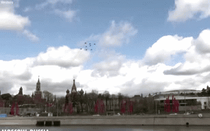 Máy bay chiến đấu dàn trận hình chữ Z bay qua Điện Kremlin trong cuộc diễn tập Ngày Chiến thắng của Nga
