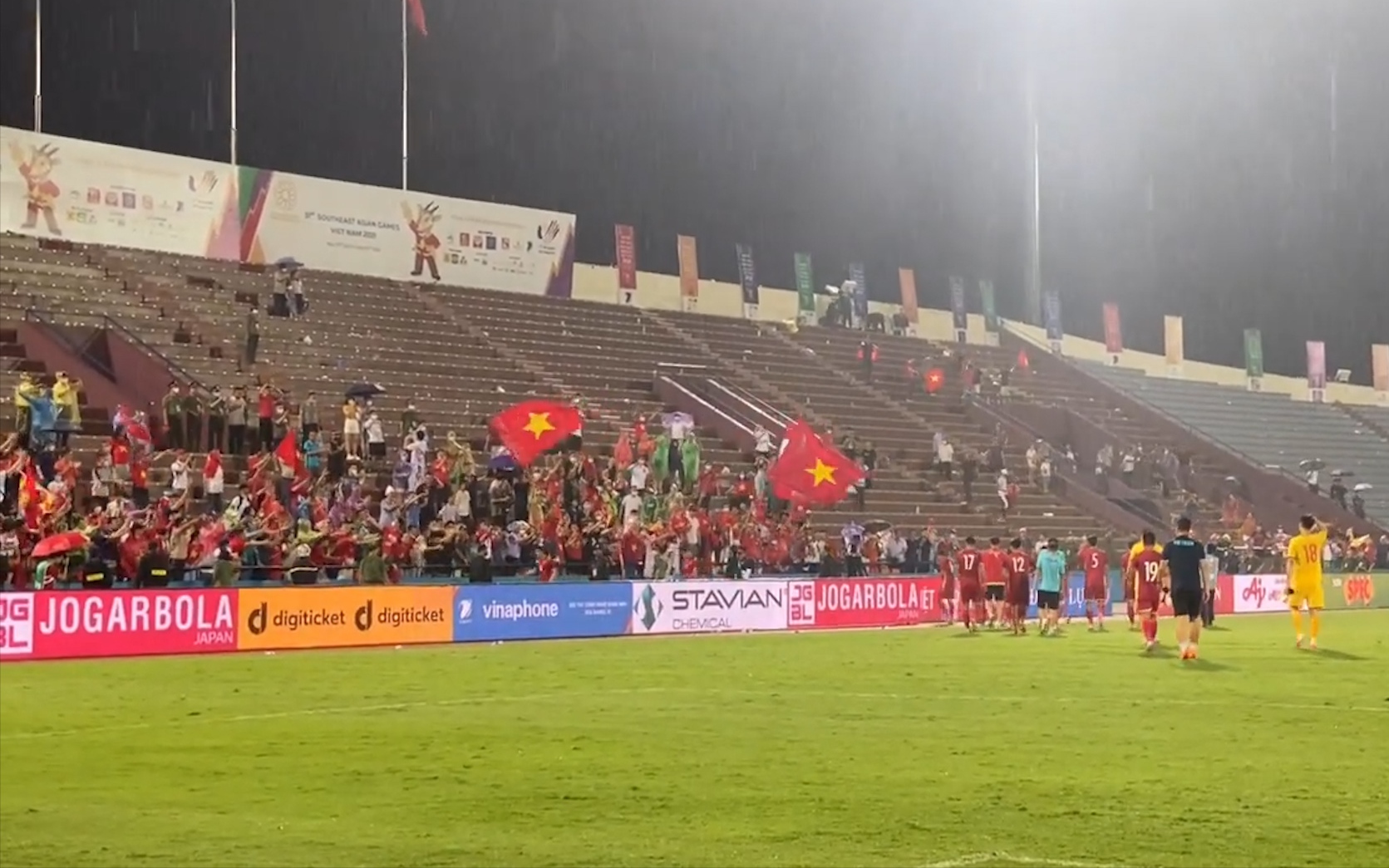 Clip: Mặc kệ trời mưa, cổ động viên vẫn nán lại trên sân Việt Trì ăn mừng chiến thắng đậm của U23 Việt Nam