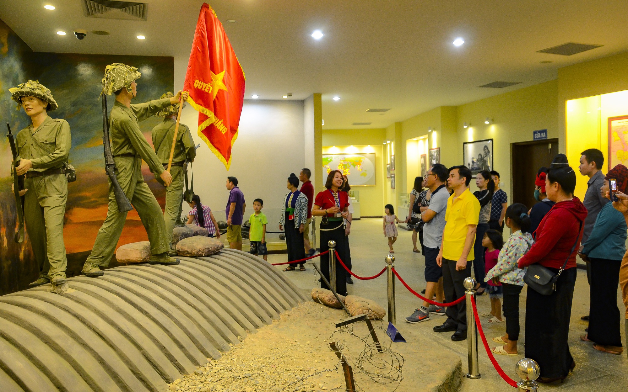 Hàng ngàn du khách đến thăm Điện Biên trong những ngày tháng 5 lịch sử