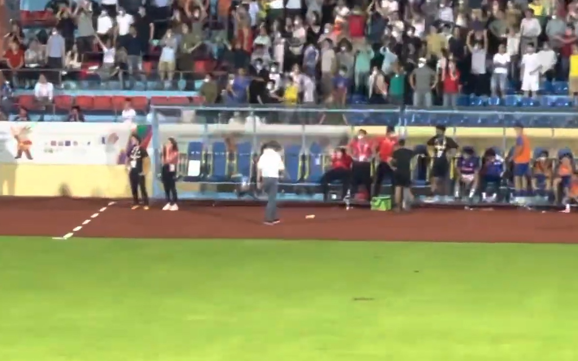 HLV Polking giận dữ đá văng chai nước, quát tháo ầm ĩ khi U23 Thái Lan thua đau ở trận đầu ra quân
