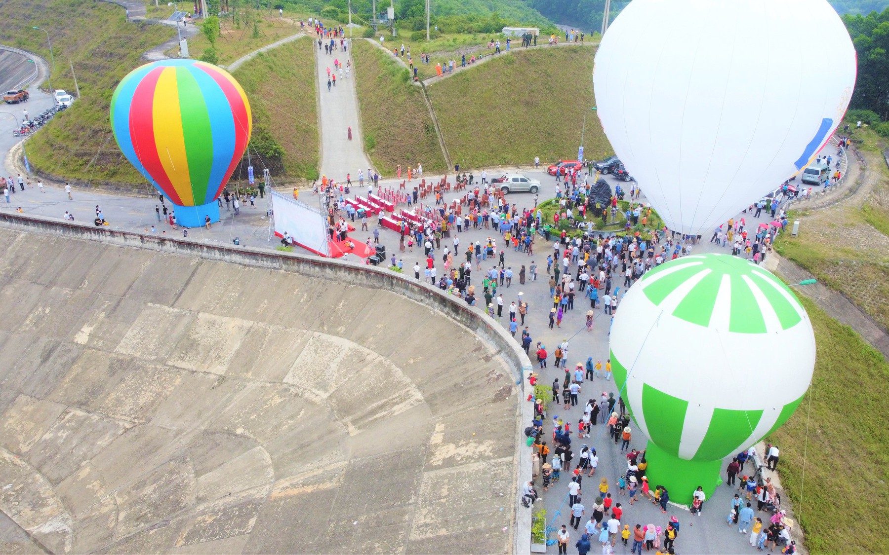 Hàng vạn người dân Hà Tĩnh đổ ra đập thủy lợi xem khinh khí cầu khổng lồ chào mừng SEA Games 31