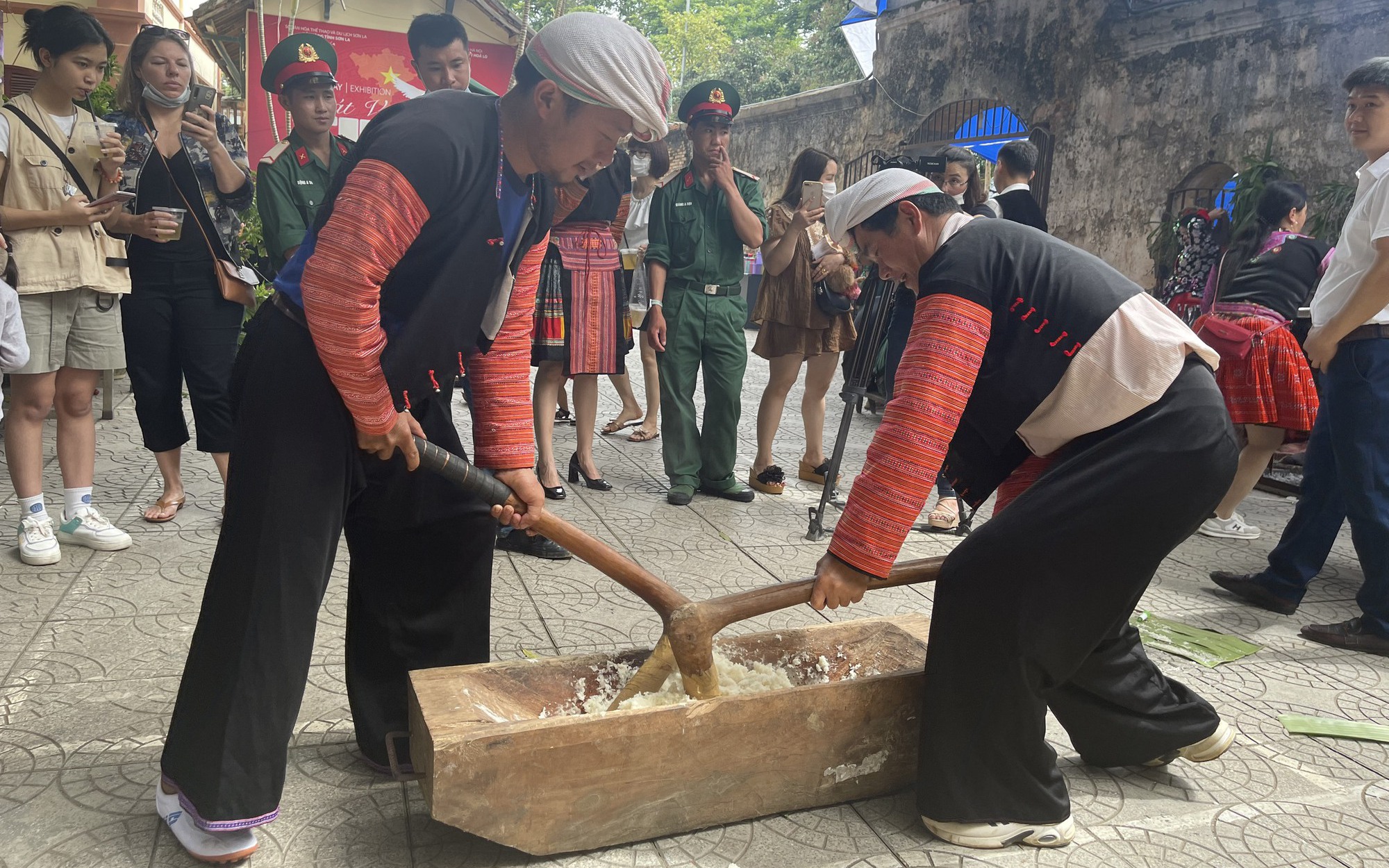 Sơn La: Trải nghiệm ném pao, đi cà kheo tại không gian văn hóa truyền thống của đồng bào Mông