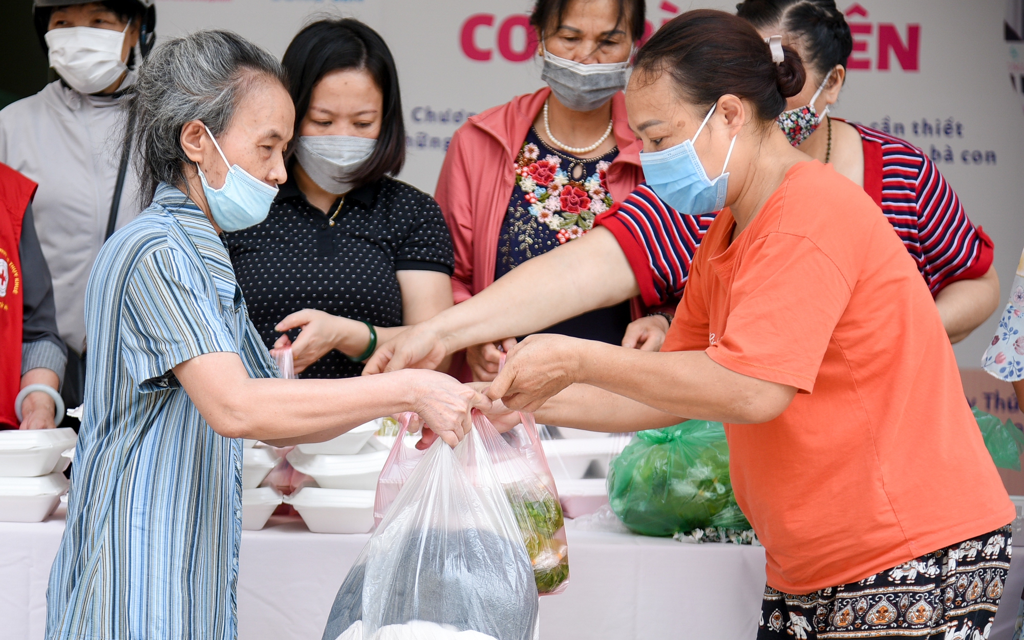 Hơn 100 suất cơm 2.000 đồng và quần áo miễn phí dành cho những người khó khăn tại Hà Nội