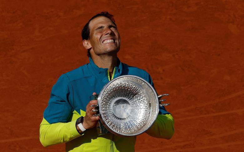 Ảnh thế giới 7 ngày qua: Tháp pháo ở ngoại ô Ukraine và chiến thắng đầy cảm xúc của Nadal