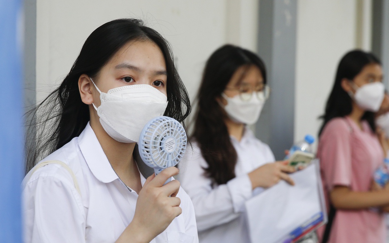 Hình ảnh học sinh thi lớp 10 THPT công lập tại Hà Nội căng thẳng trước tỷ lệ chọi cao ngất ngưởng