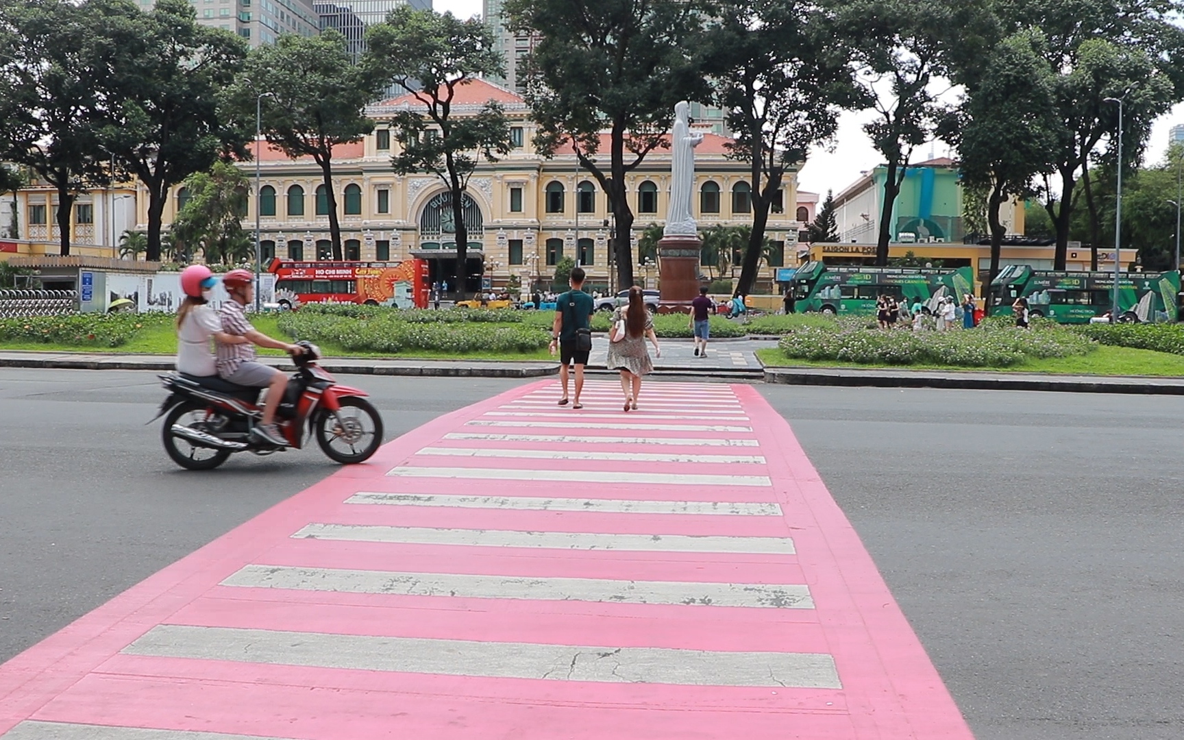 TP.HCM: Vạch kẻ đường màu đỏ - trắng bắt mắt thu hút sự chú ý của người tham gia giao thông