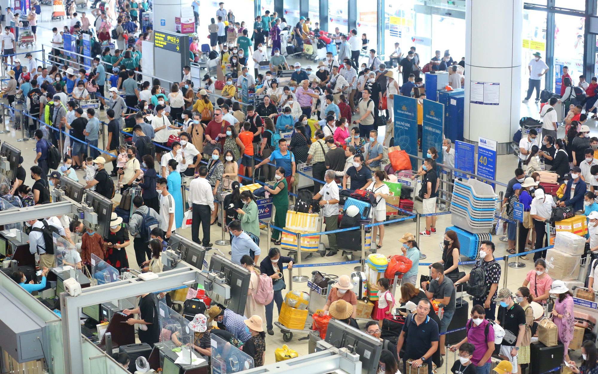 Mỗi ngày đón hơn trăm nghìn lượt khách, sân bay Nội Bài chật kín người làm thủ tục