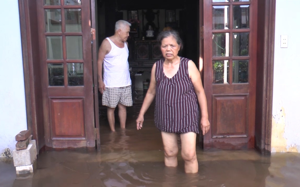 Video: Nắng nóng gay gắt, người dân Hà Nội vẫn bị "biển nước" bủa vây