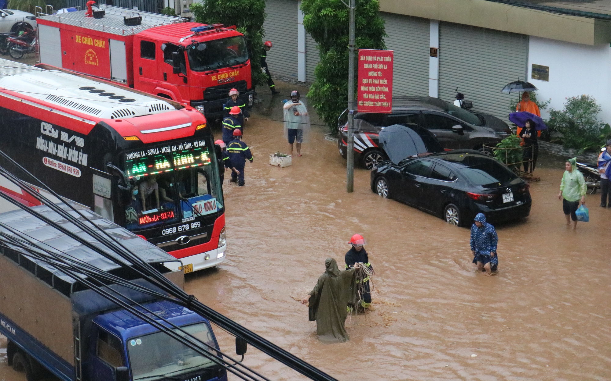 Mưa xối xả trong đêm, Thành phố Sơn La ngập nặng, xe cộ "bơi" trong nước
