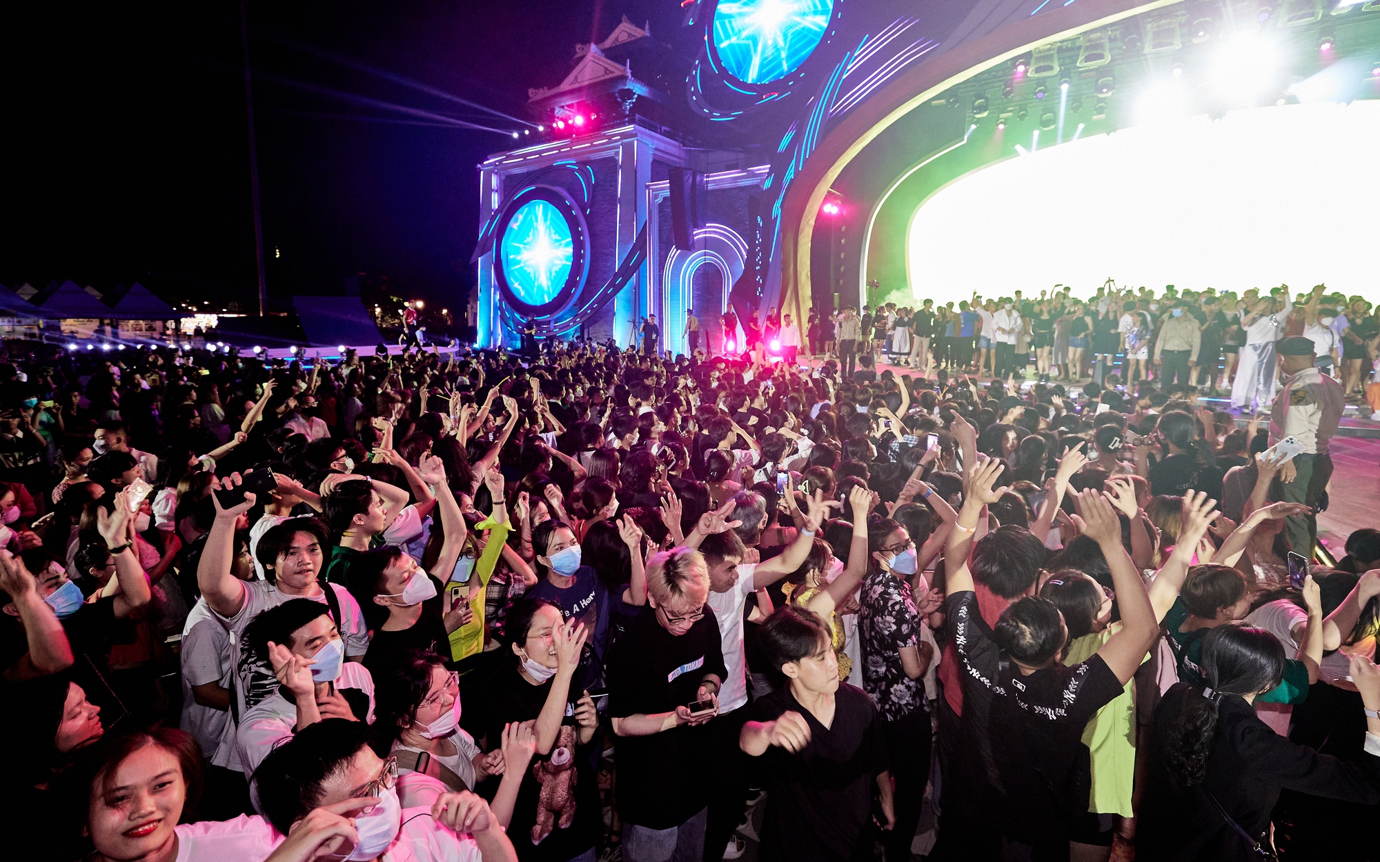 Hàng vạn khán giả bùng nổ với đại nhạc hội quy mô lớn tại Đà Nẵng