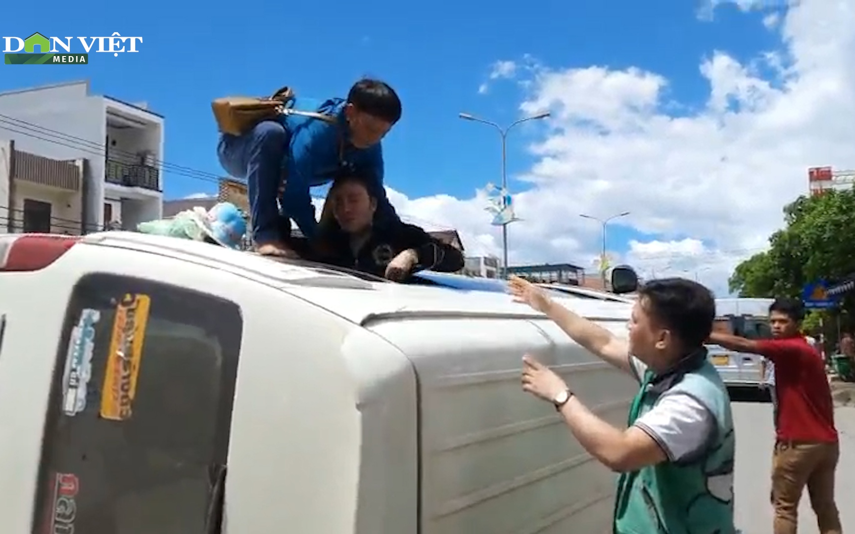 Clip: Người dân Quảng Trị phá kính, giải cứu kịp thời 14 người Lào trên xe khách bị lật