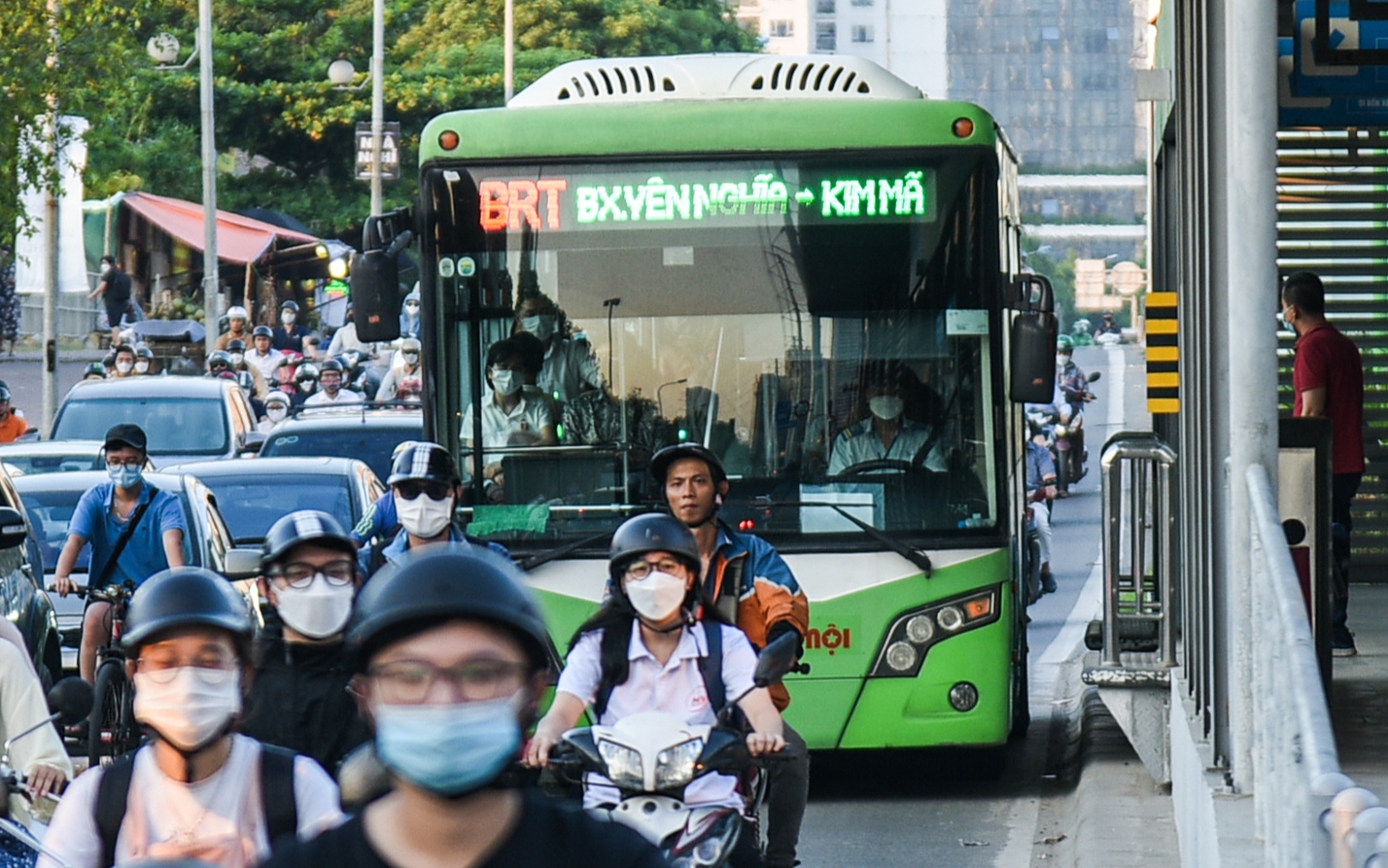 Xe buýt nhanh ở Hà Nội vắng khách, giờ cao điểm còn bị lấn làn