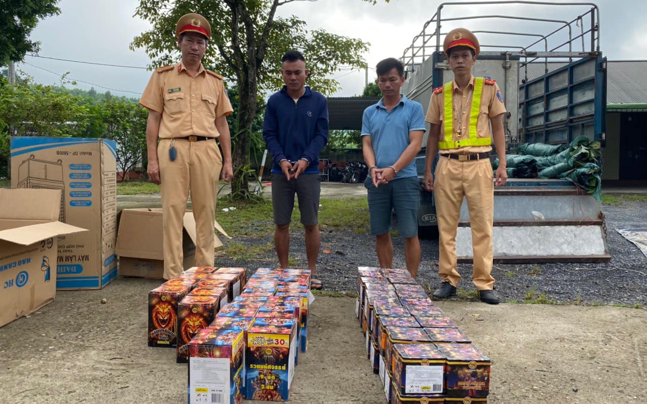 CSGT Quảng Trị bắt giữ hơn 100kg pháo lậu