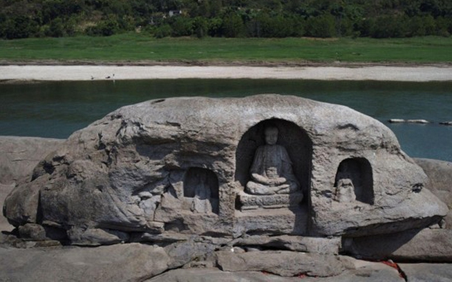 Nước cạn khô làm lộ 3 bức tượng 600 năm tuổi trên sông Dương Tử