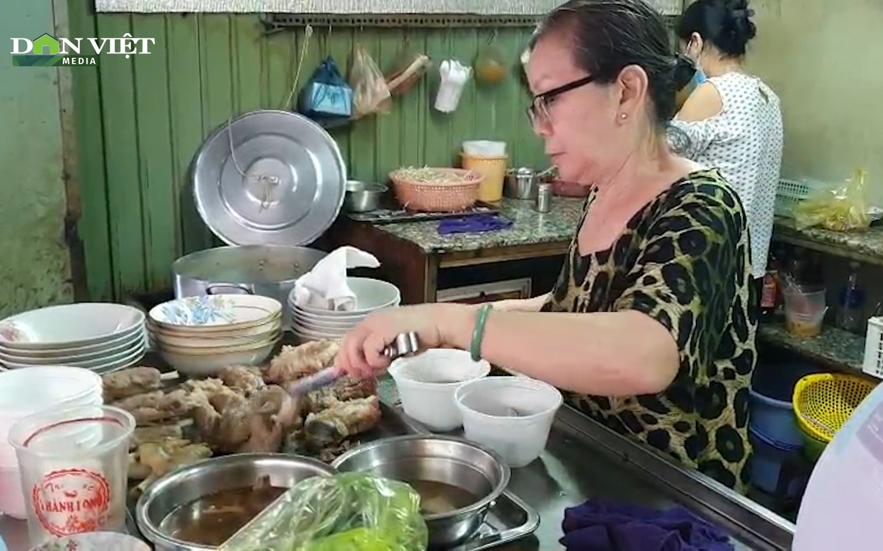 Clip: Quán cháo “bụi đời” ở Sài Gòn có gì mà danh hài Việt Hương thích mê?