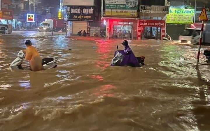 Cảnh tượng người dân lội bì bõm trong trận lụt sâu hơn 1m ở Quảng Ninh