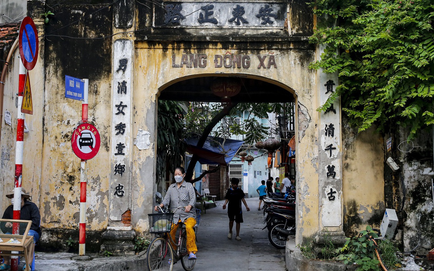 Con phố cứ đi vài chục mét lại có cổng, đình làng ở Hà Nội