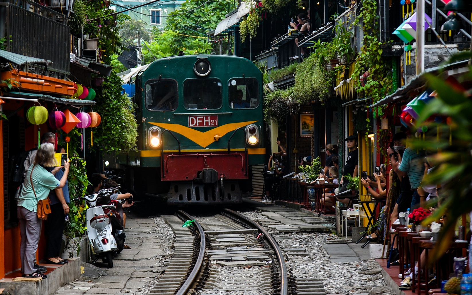 Khách Tây thích thú trải nghiệm cà phê đường tàu ở Hà Nội vào dịp cuối tuần