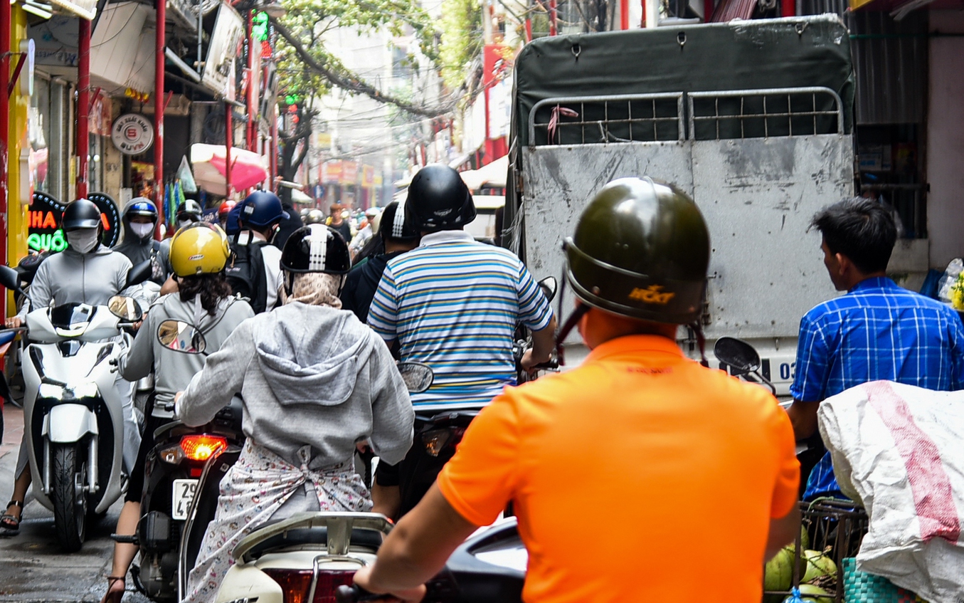 Hình ảnh lộn xộn, nhếch nhác tại tuyến phố kiểu mẫu ở Hà Nội