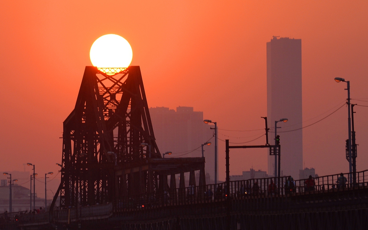 Cầu Long Biên đẹp rực rỡ dưới ánh nắng chiều thu