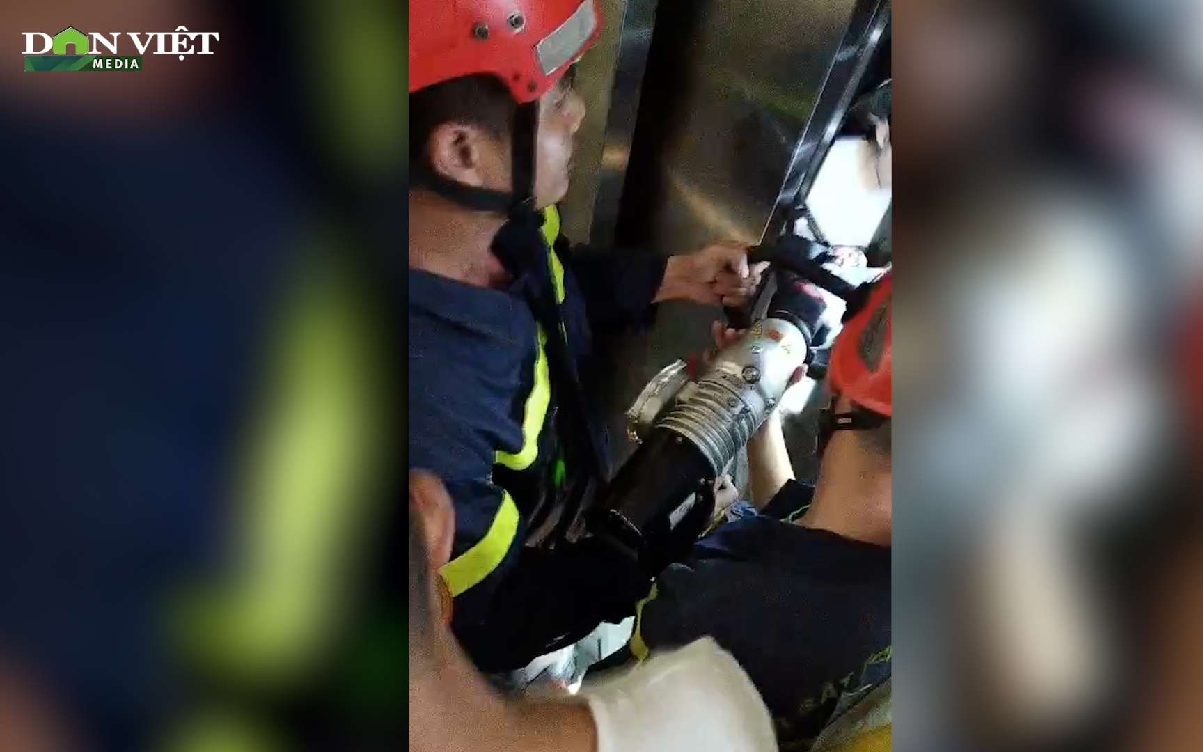 Clip: Giải cứu đôi nam nữ mắc kẹt trong thang máy tòa nhà 7 tầng ở Đà Nẵng